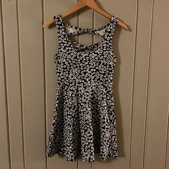 Dresses & Skirts - Cute Forever 21 black and white floral print skater dress